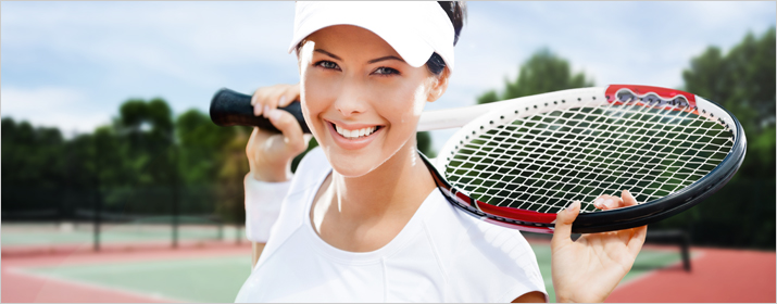 Tennisspielerin mit Tennisschläger auf den Schultern