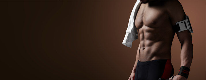 Fitness Sportler zeigt sein Sixpack