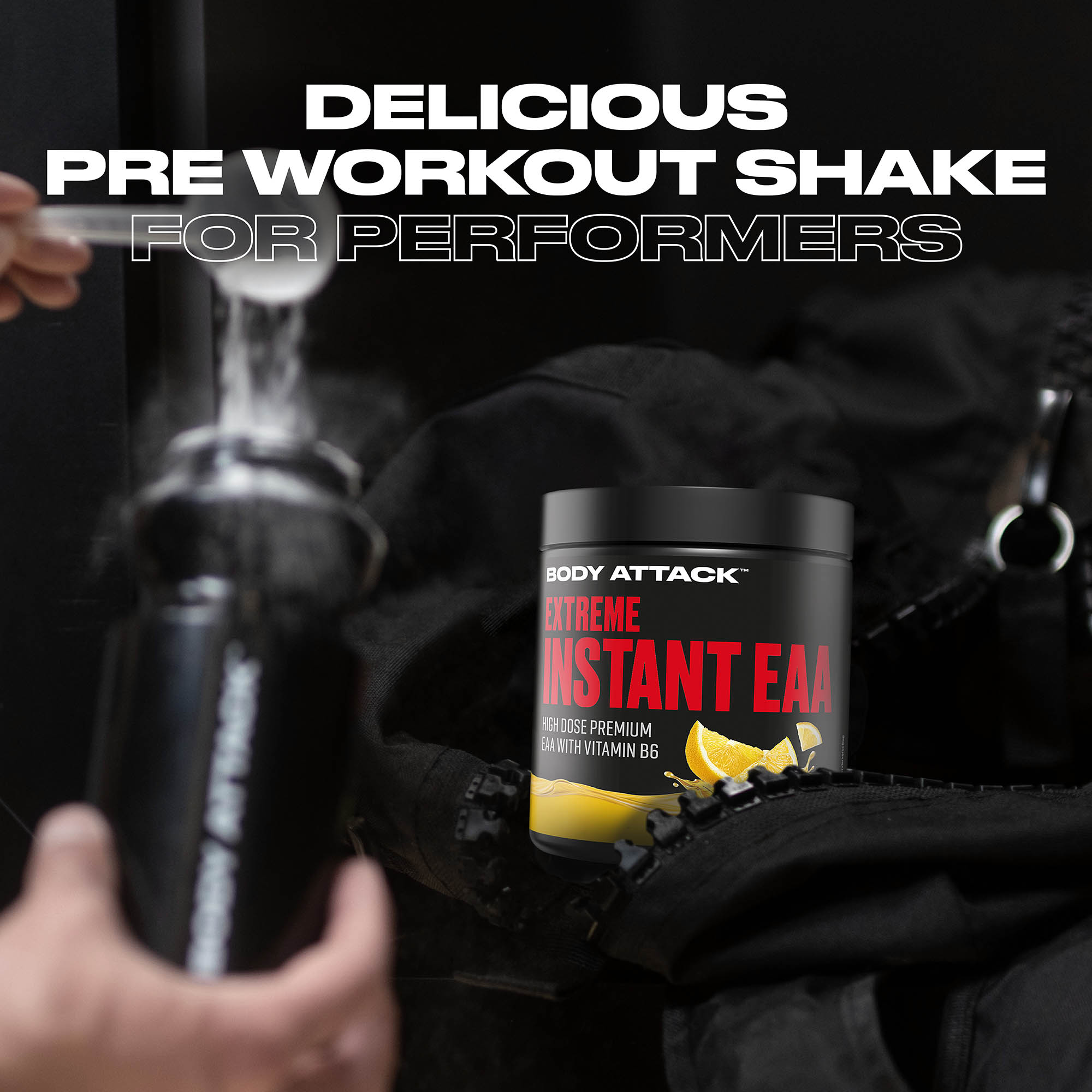 Ein Shaker wird mit einem Scoop Extreme Instant EAA befüllt