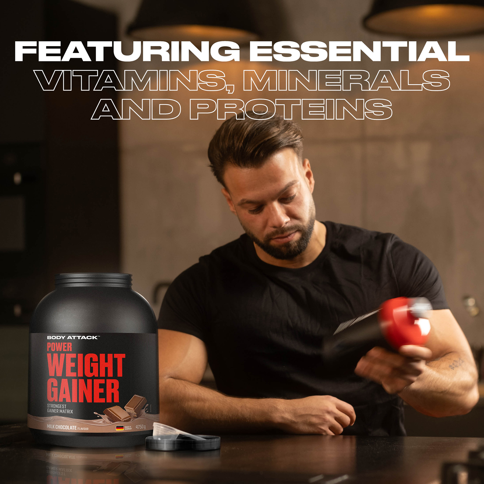 Ein Mann bereitet sich einen Power Weight Gainer Shake zu