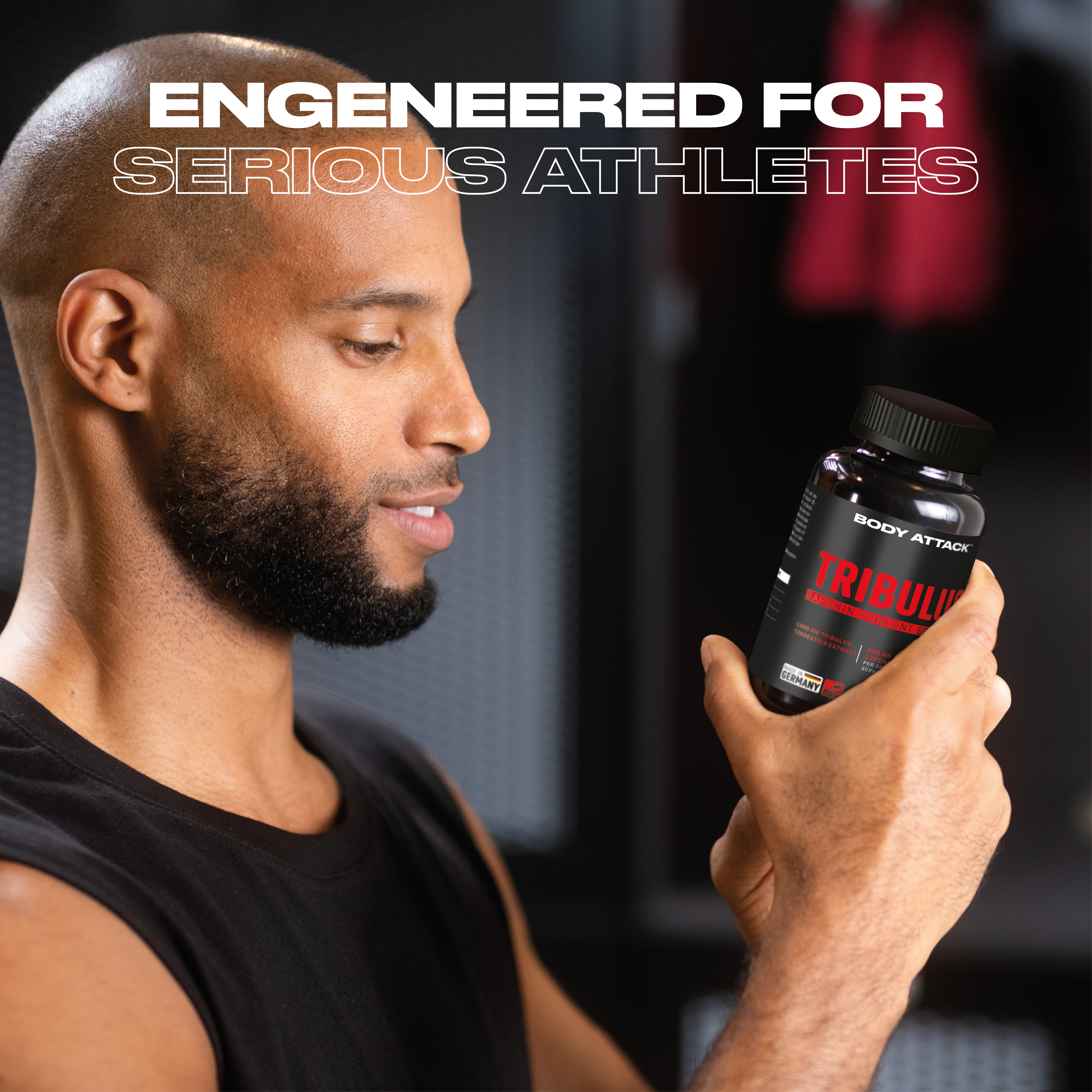 Ein Mann guckt sich die Tribulus Dose an