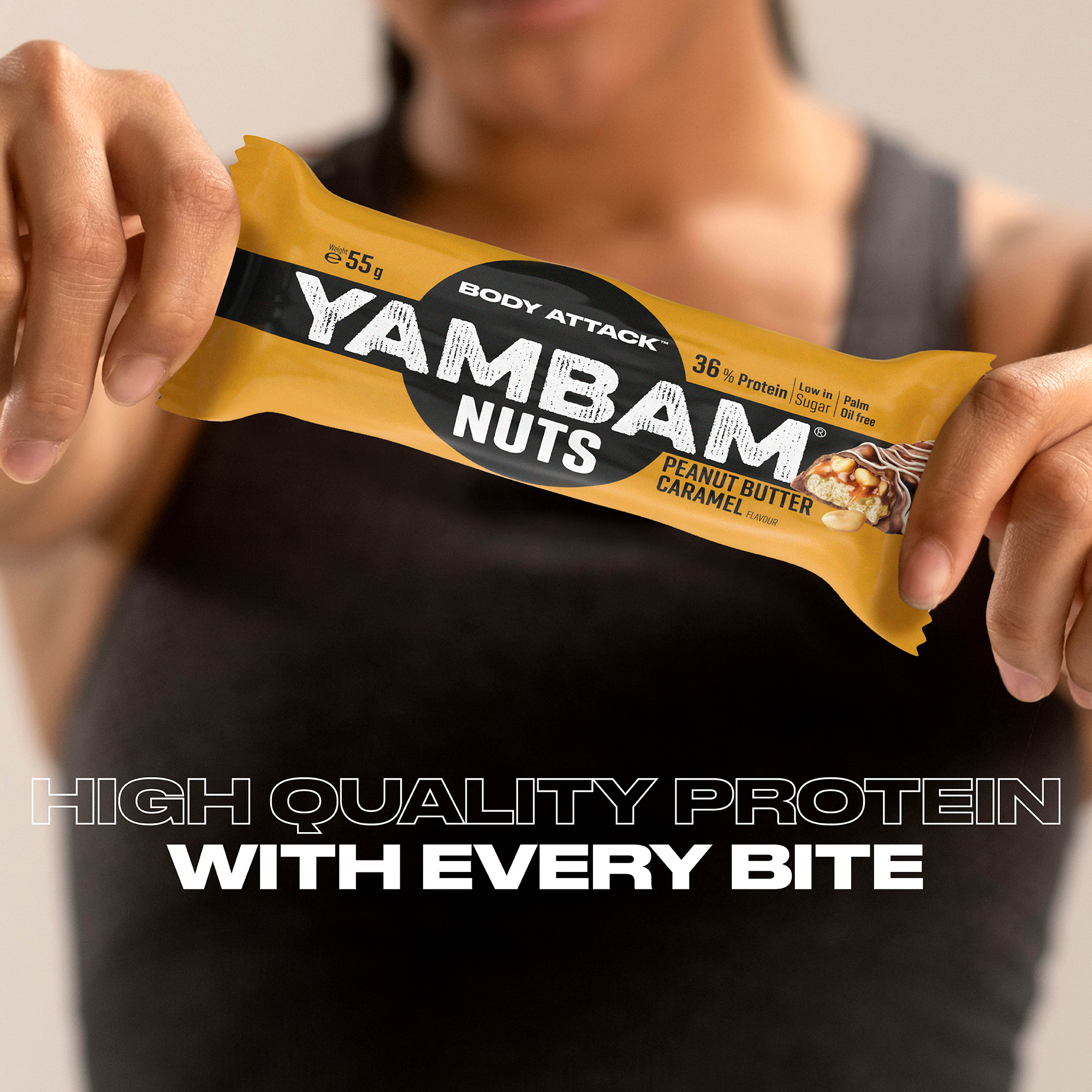 Eine Frau hält ein Yambam Nuts Riegle in die Kamera