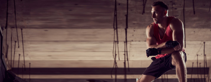 Sportler trainiert mit eigenem Körpergewicht