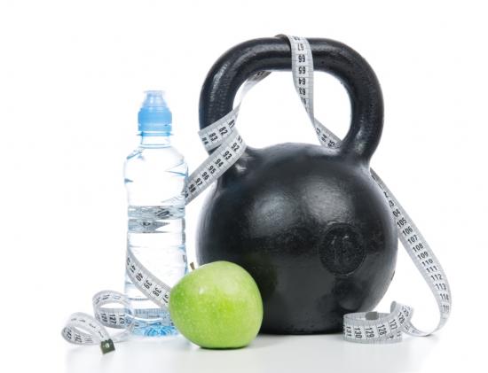 Kettleball mit Maaßband, eine Flasche Wasser & ein Apfel