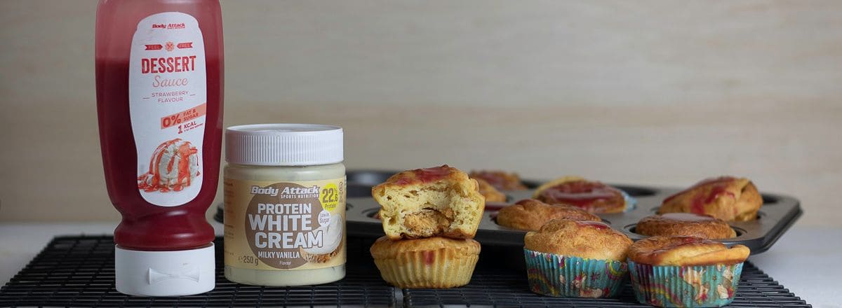 Protein White Cream Muffins mit Strawberry Dessert Sauce
