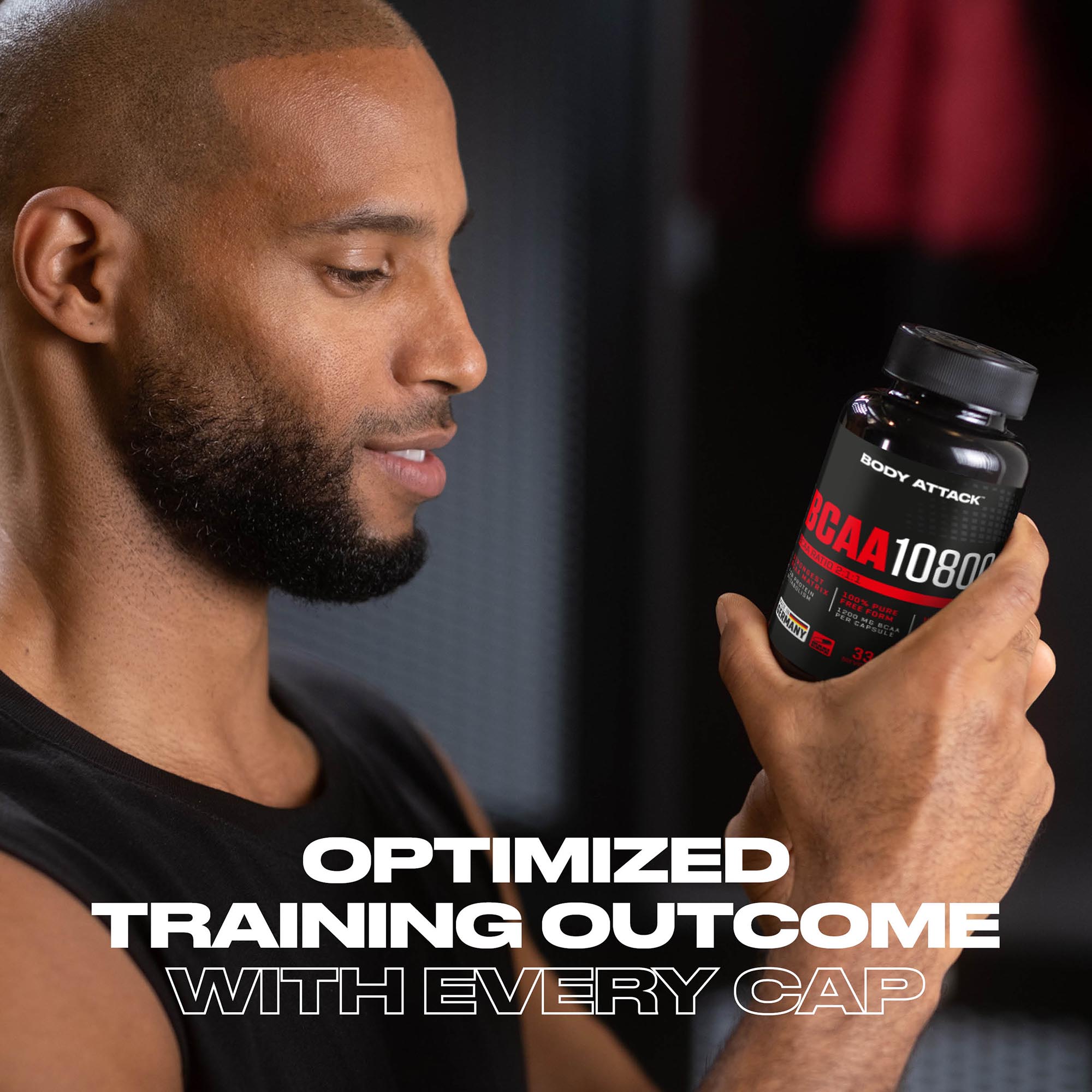 Ein Mann guckt sich die BCAA 10800 Dose an