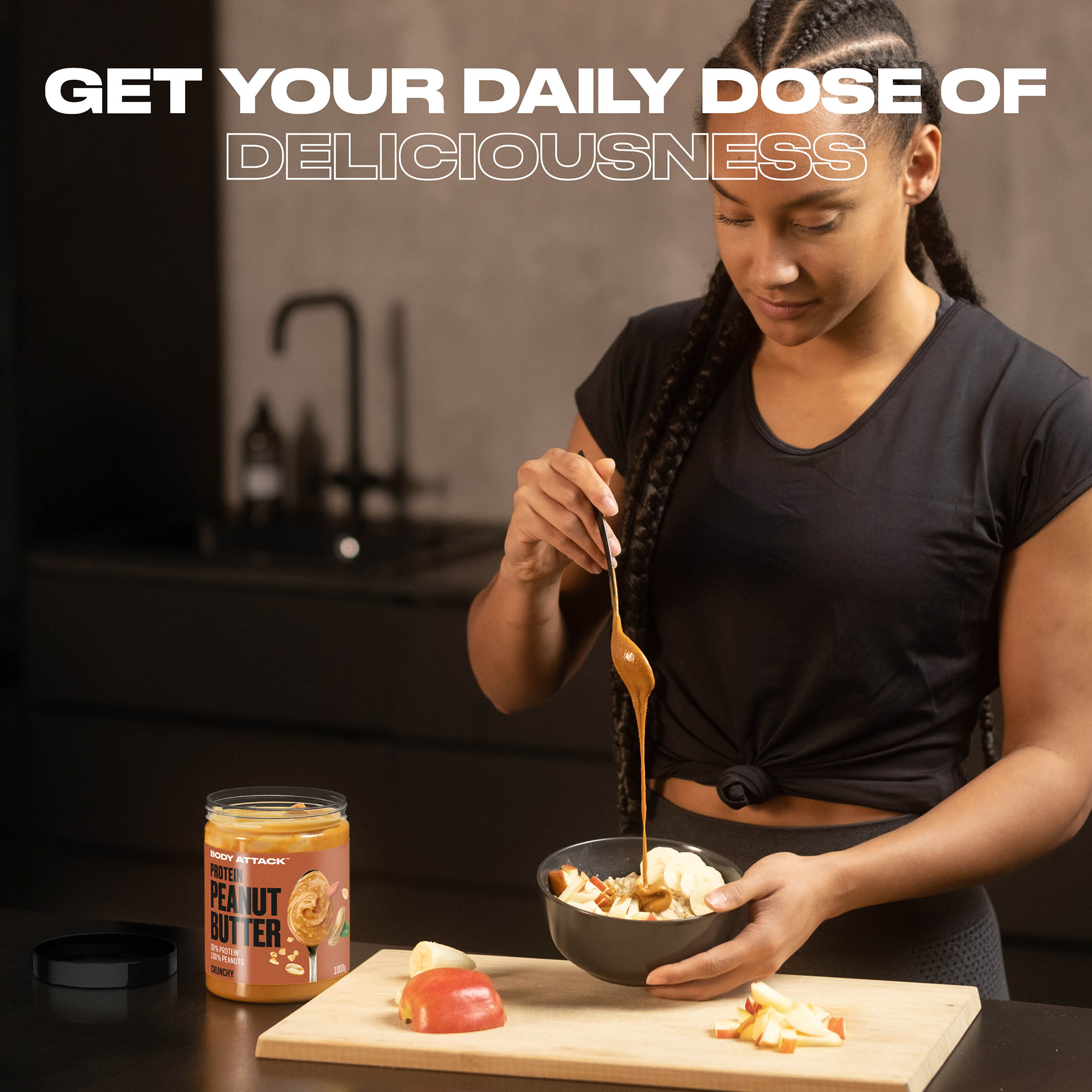 Eine Frau macht sich Protein Peanut Butter in Ihr Porridge