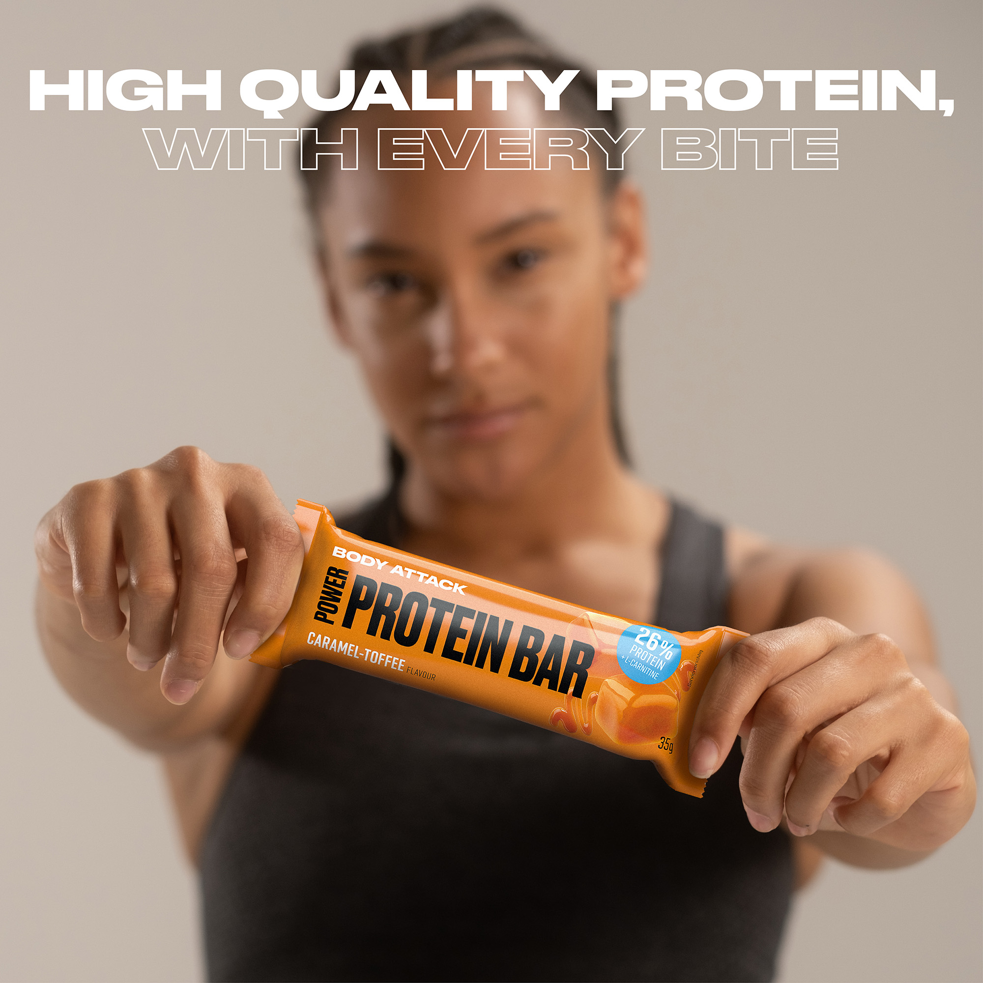 Eine Frau hält einen Power Protein Bar in die Kamera