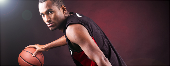 Fitness Sportler spielt Basketball