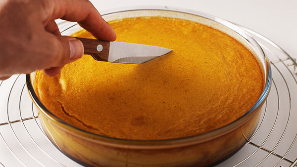 Ein Kürbiskuchen wird angeschnitten