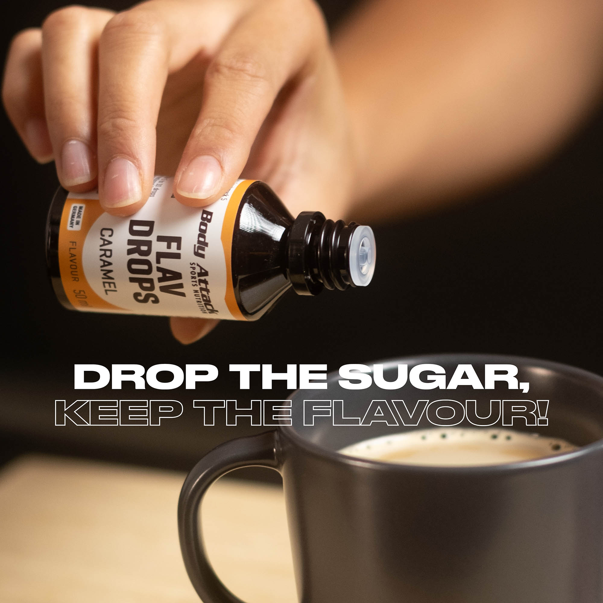 Flav Drops Caramel werden in den Kaffee getröpfelt