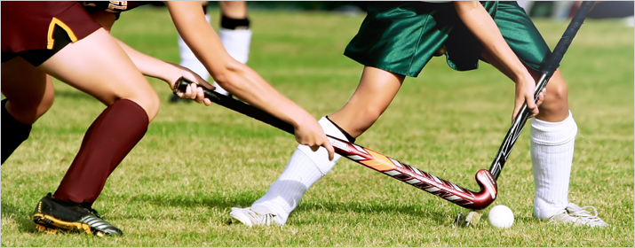 2 Feldhockey Spielerinnen im Zweikampf