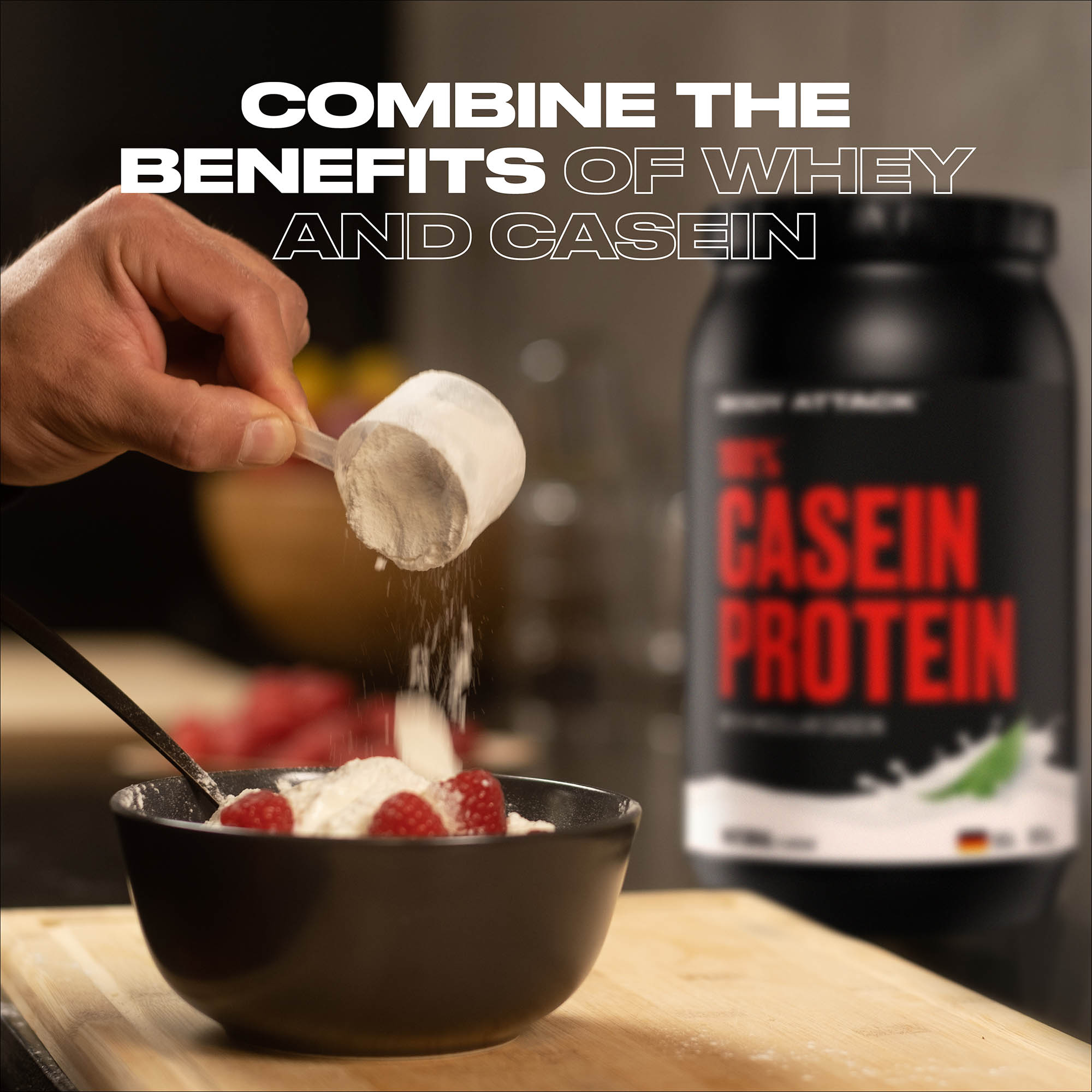100% Casein Protein Pulver wird in in einen Yoghurt gegeben