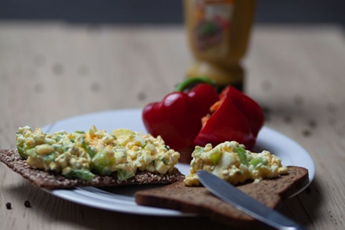 Kneckebrot mit Eiern und Avocado