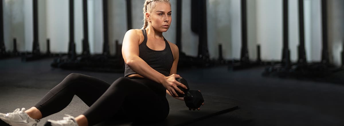 Sportlerin macht Russian Twist