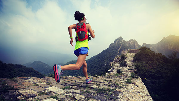 Eine Frau beim Trailrunning