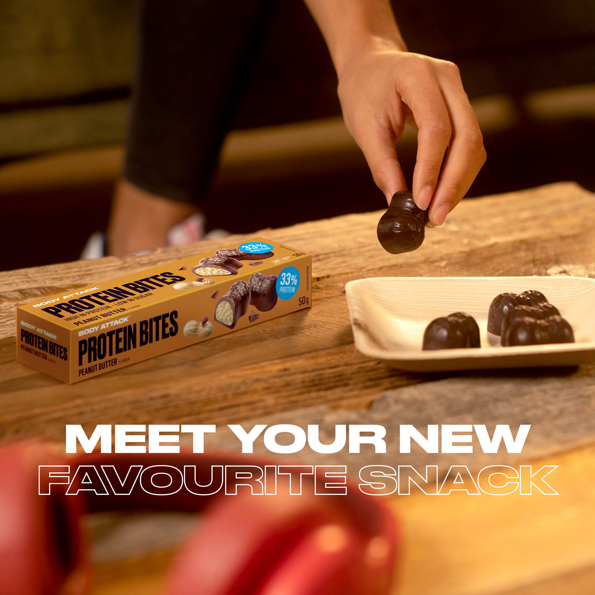 Protein Bites liegen in einer Schaale und werden gegessen