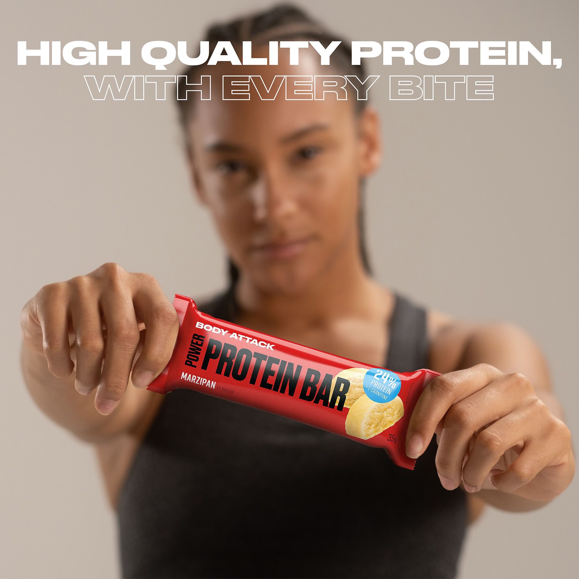 Eine Frau hält einen Power Protein Bar in die Kamera