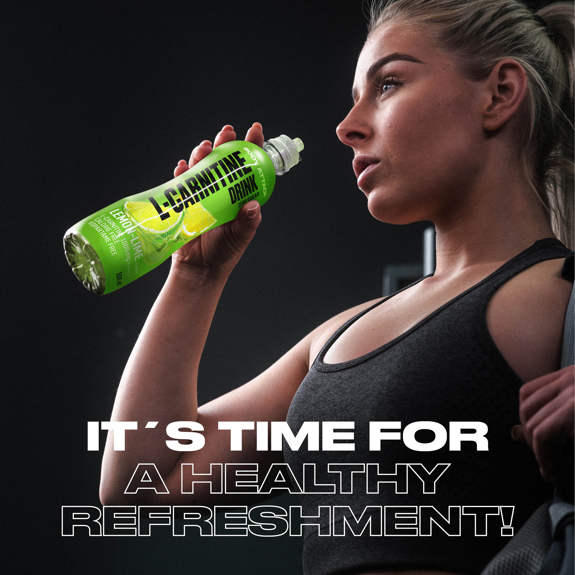 Eine Sportlerin trinkt einen L-Carnitine Drink Lemon-Lime