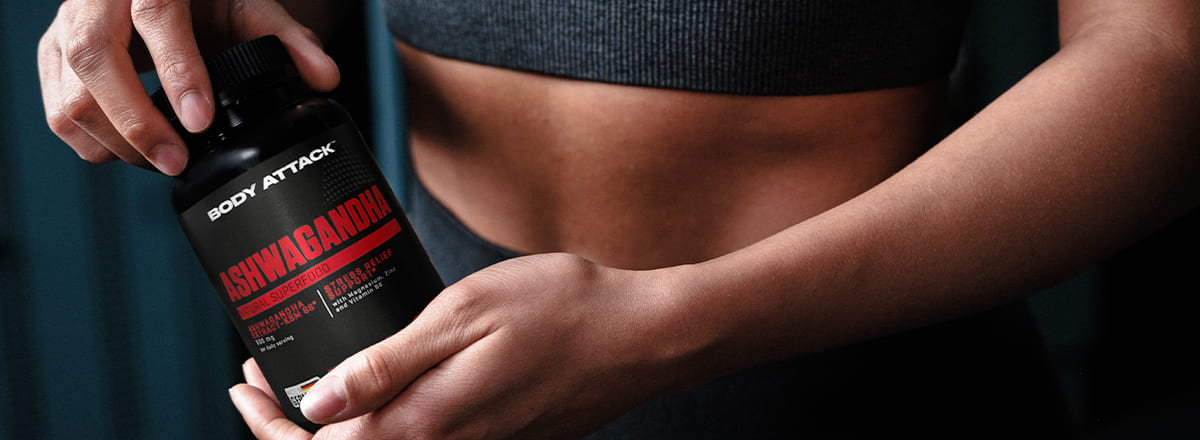 Frau die Ashwagandha Packung in den Händen hält