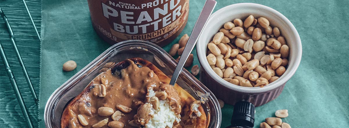 Bowl mit Peanut Butter Crunchy und Erdnüssen
