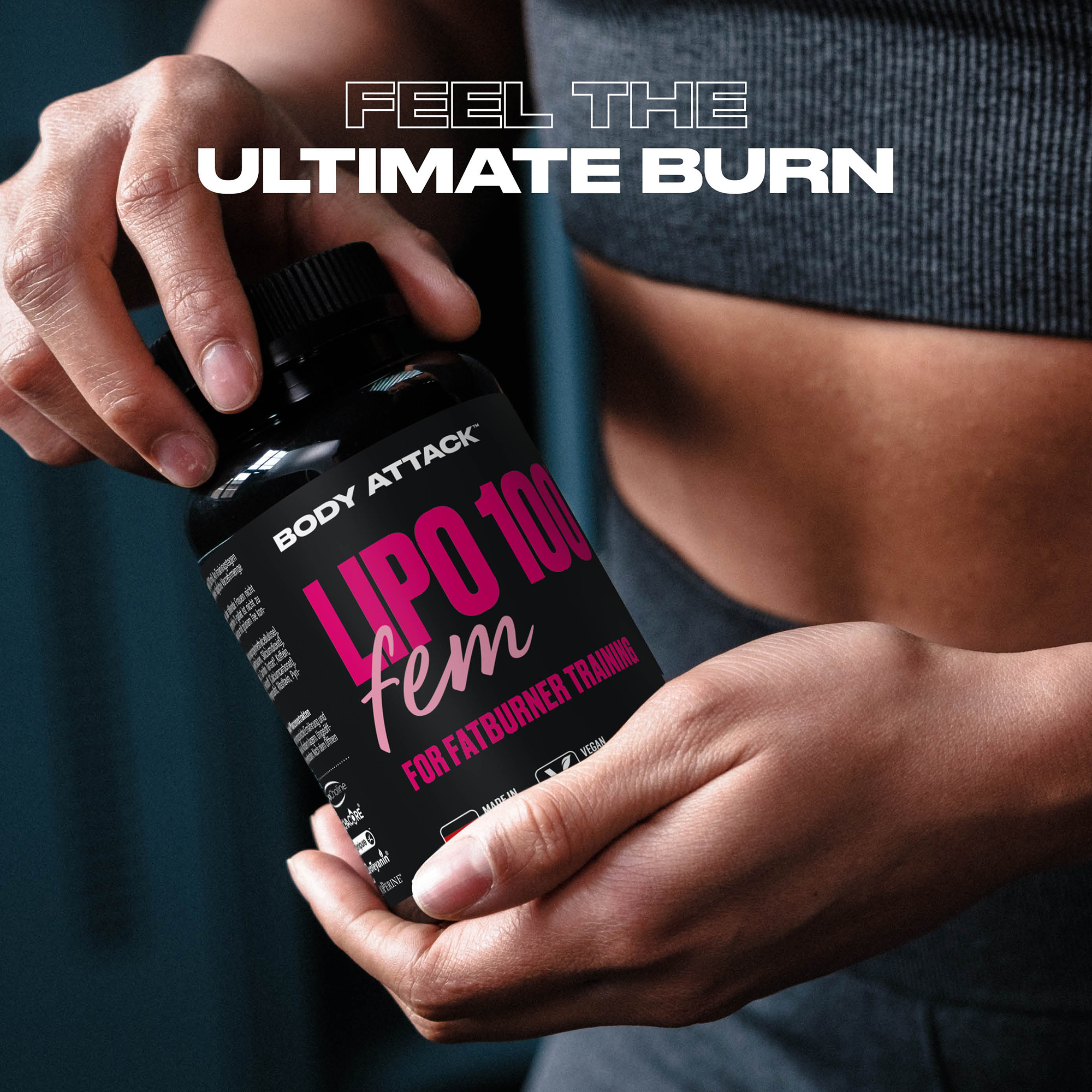 Eine Sportlerin hält eine Lipo 100 Fem Dose in den Händen