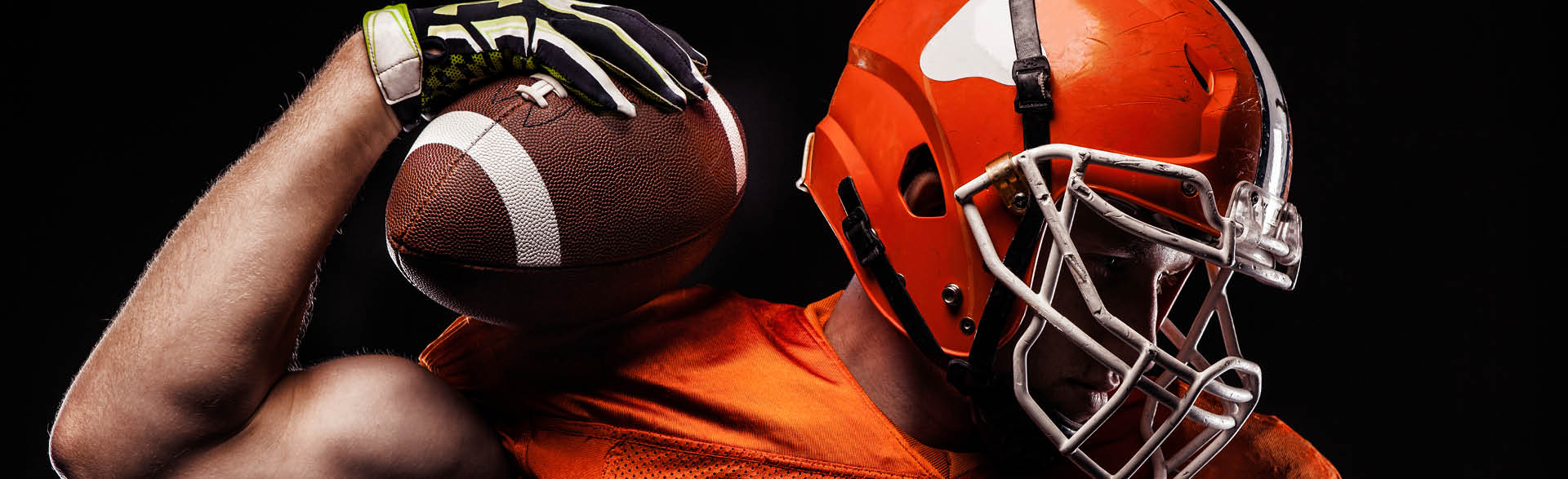 Football Spieler hält Football auf den Schultern