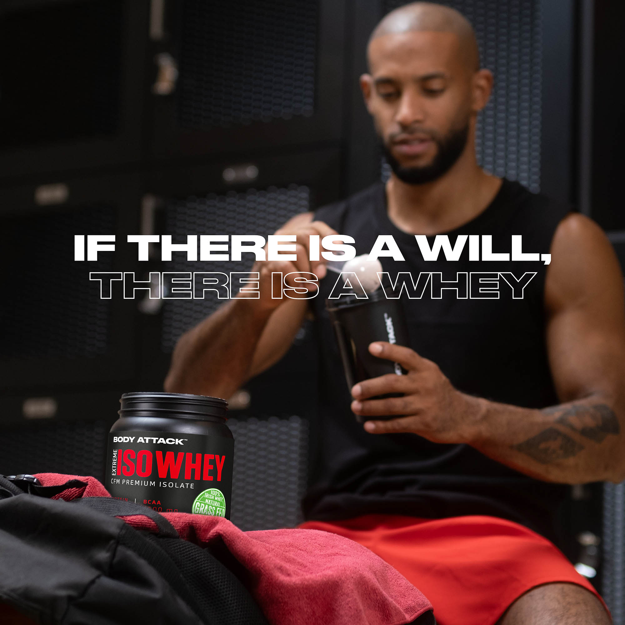 Ein Sportler macht sich einen Extreme Iso Whey Shake