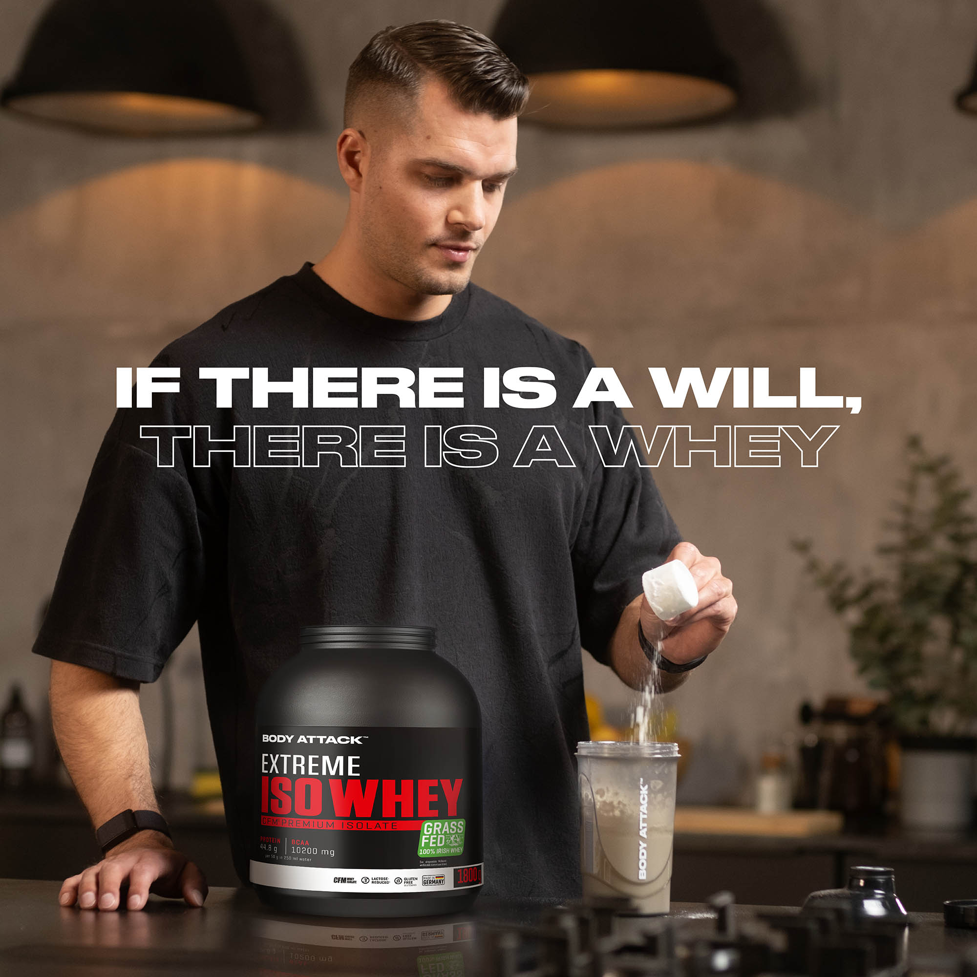 Ein Mann bereitet sich einen Extreme Iso Whey Shake zu