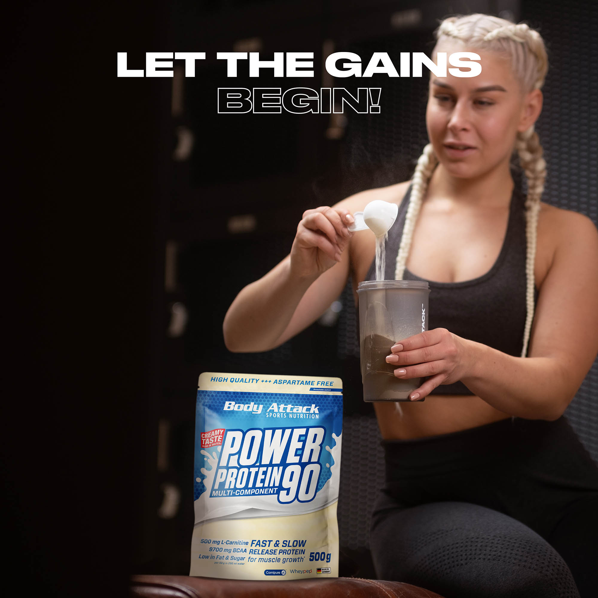 Eine Frau macht sich einen Power Protein 90 Shake