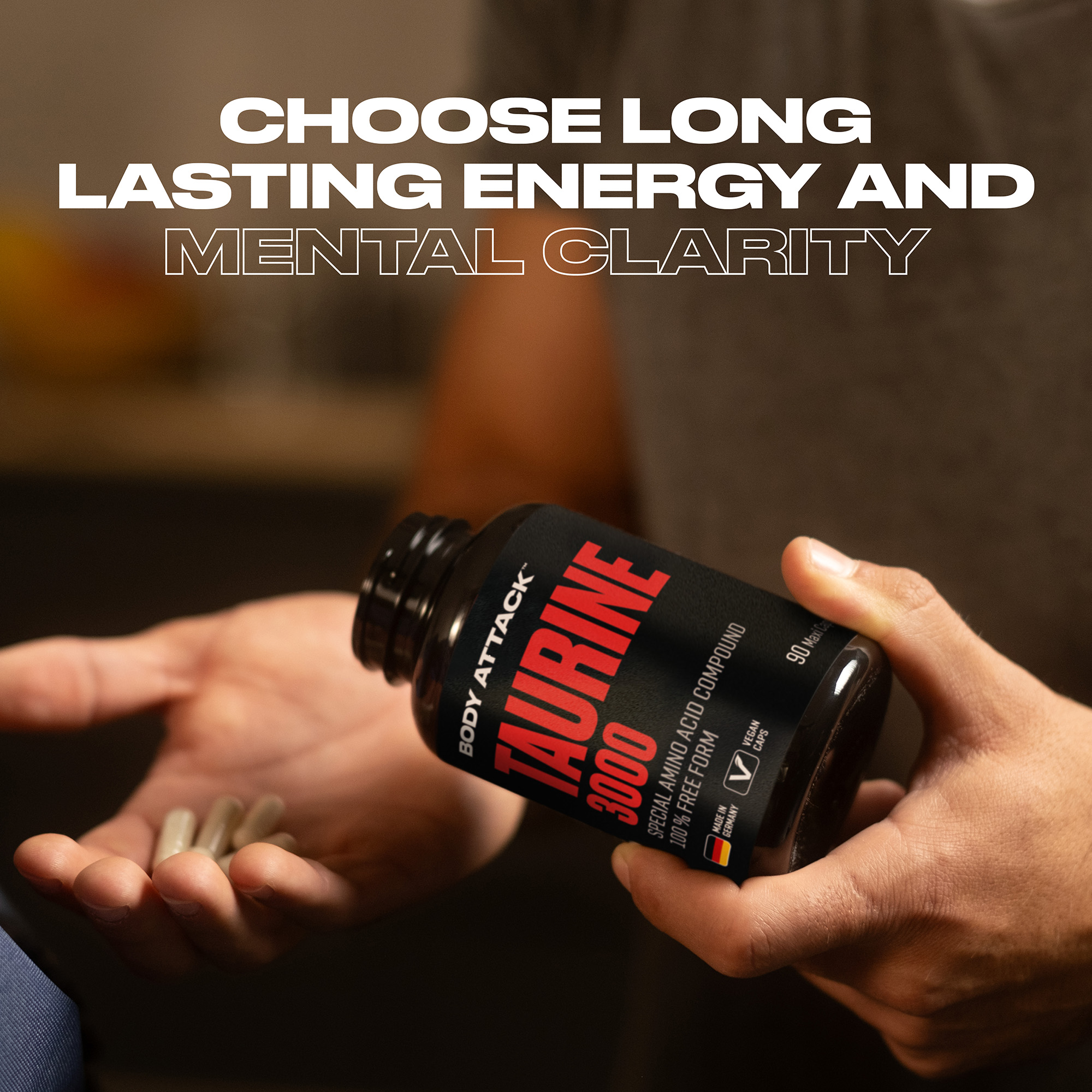 Ein Mann füllt sich Taurine 3000 Pillen auf die Hand