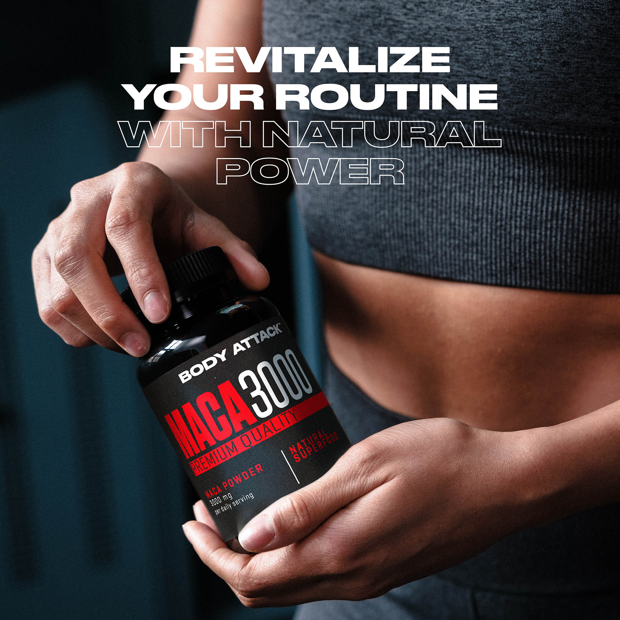 Eine Frau hält eine Dose Maca 3000 in den Händen