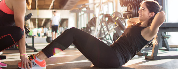 Sportlerin macht Sit Ups