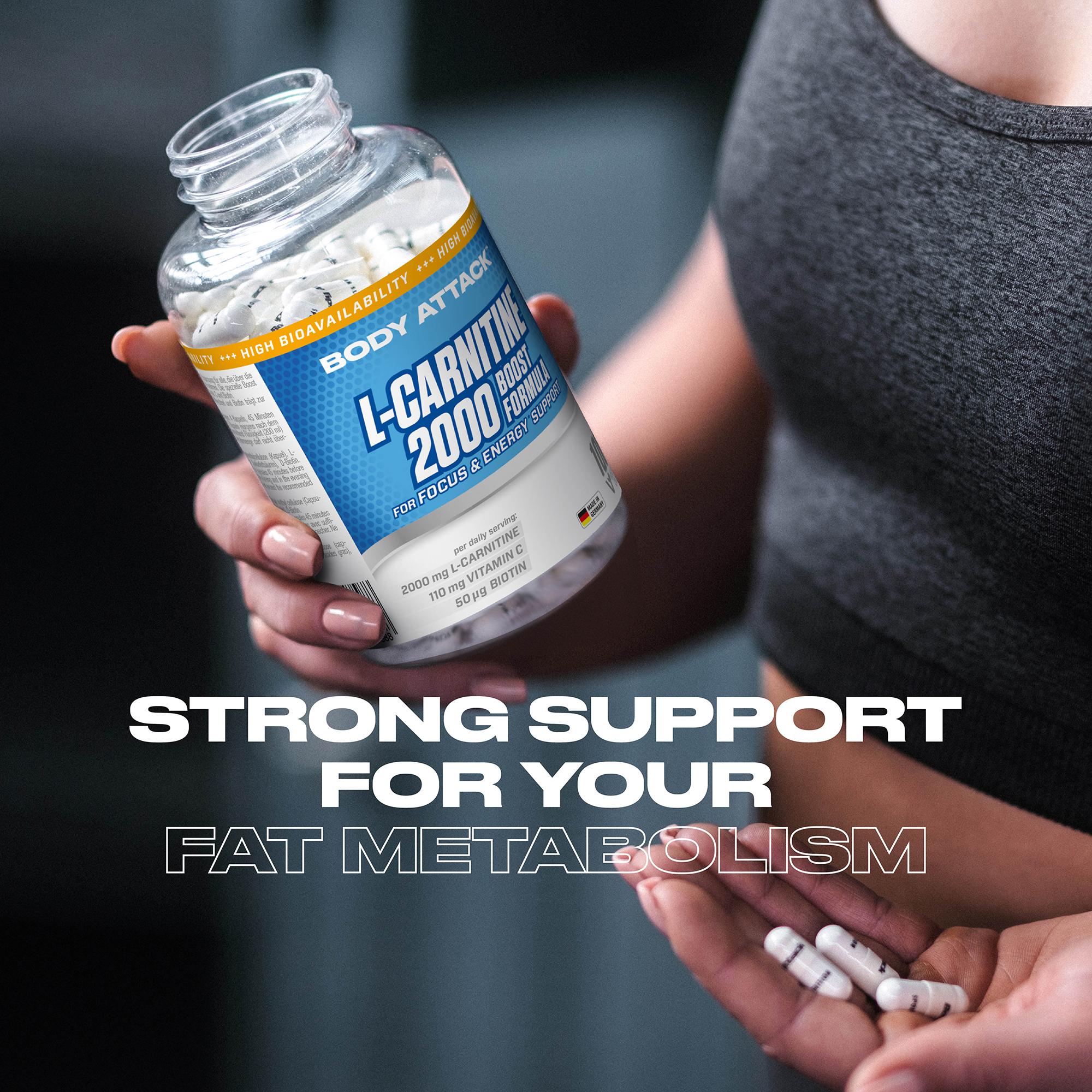 Eine Frau hält eine geöffnete Dose L-Carnitine Dose in der Hand