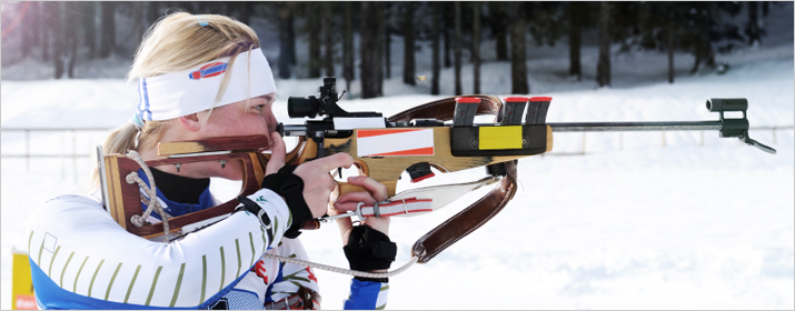 Sportlerin beim Biathlon