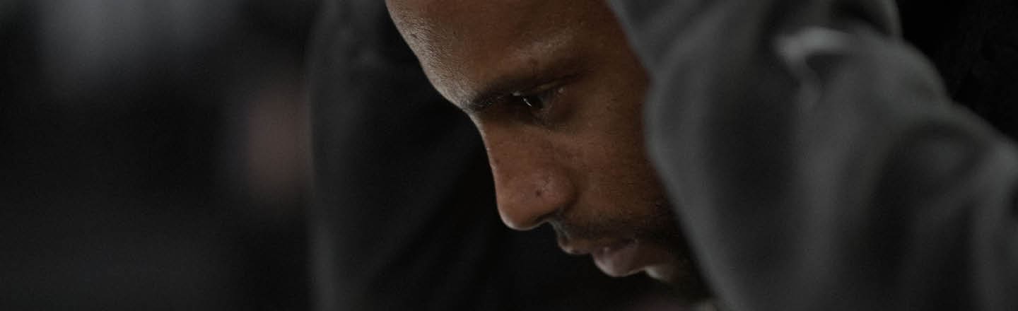 Mann mit konzentrierten Blick nach unten gerichtet