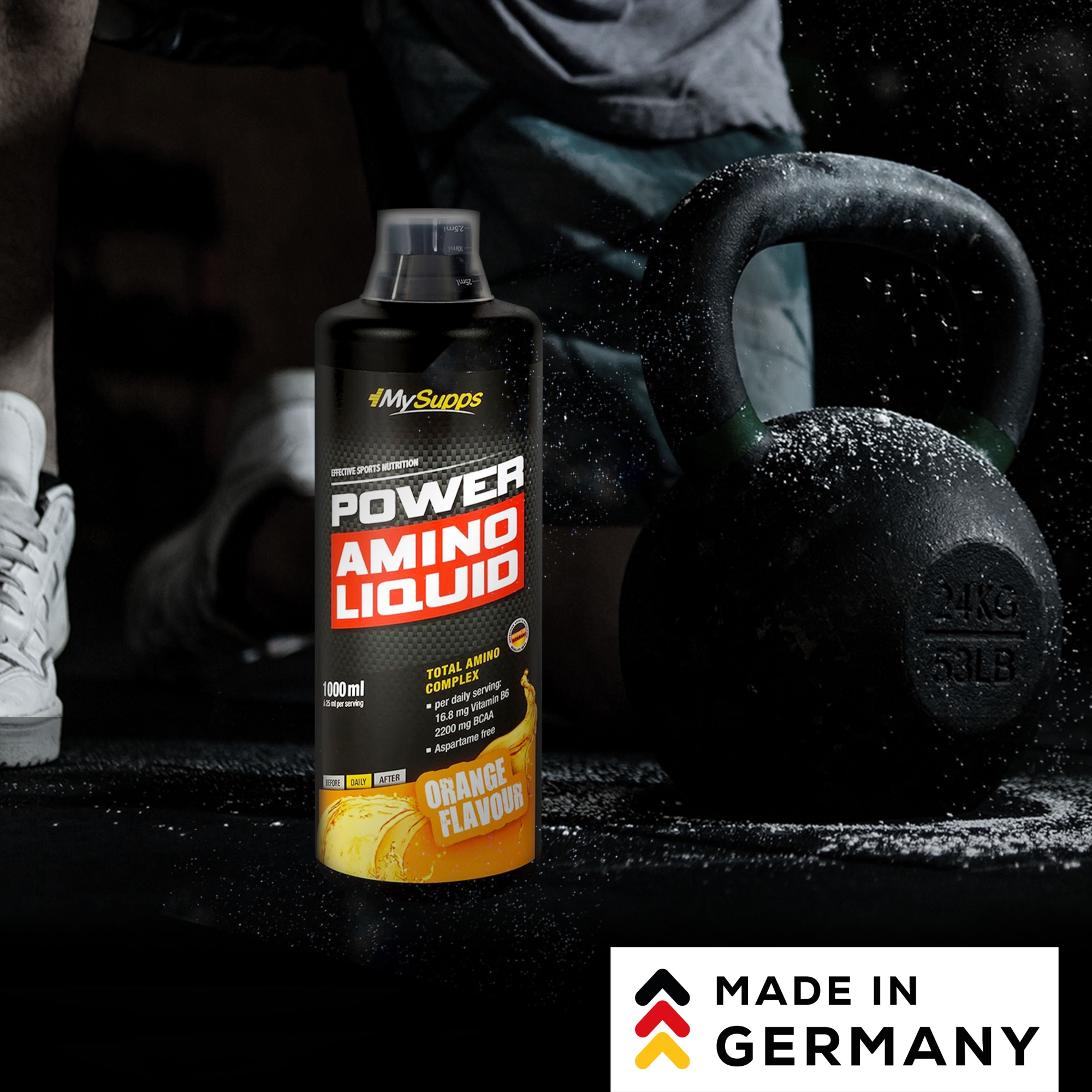 Eine Power Amino Liquid Flasche steht neben einem Gewicht