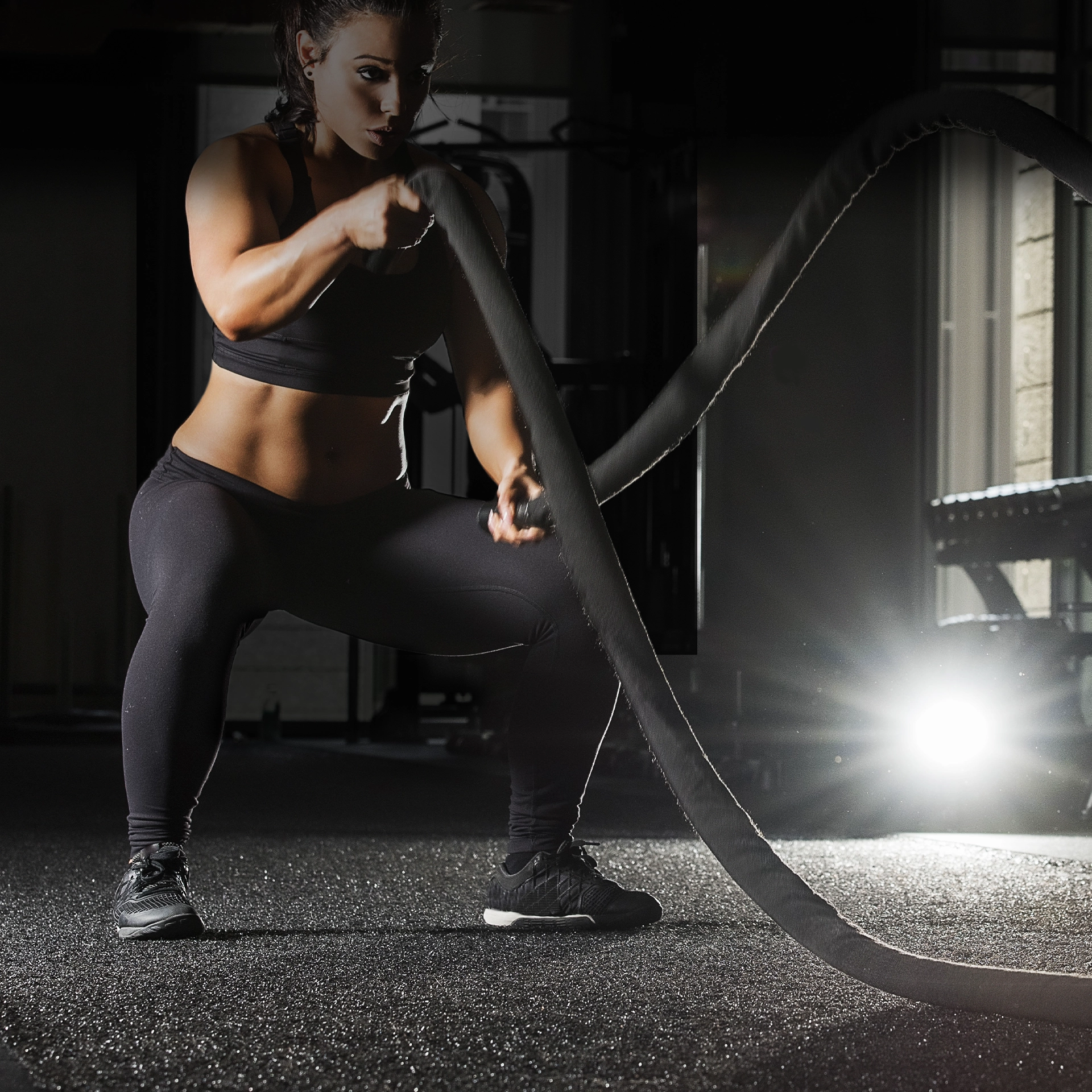 Fitness Sportlerin trainiert am Seil