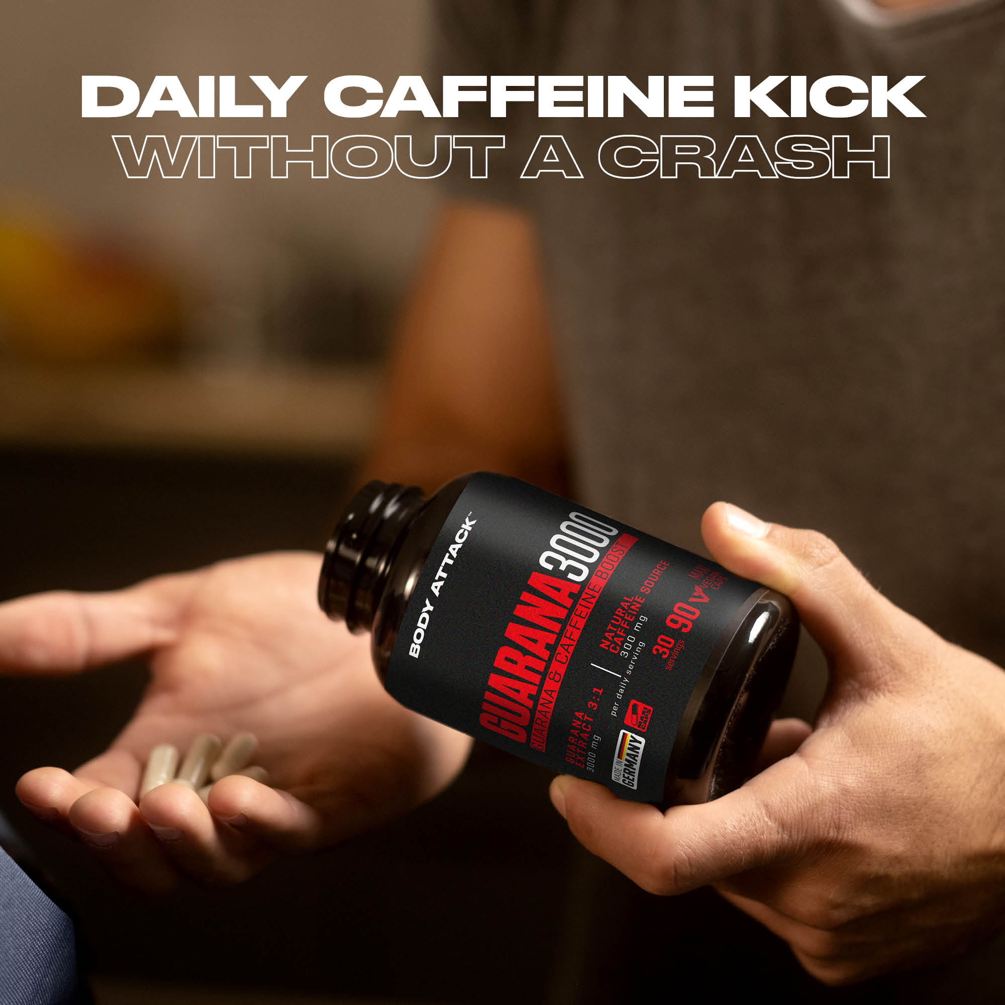 Ein Mann schüttet sich Guarana 300 Pillen in die Hand