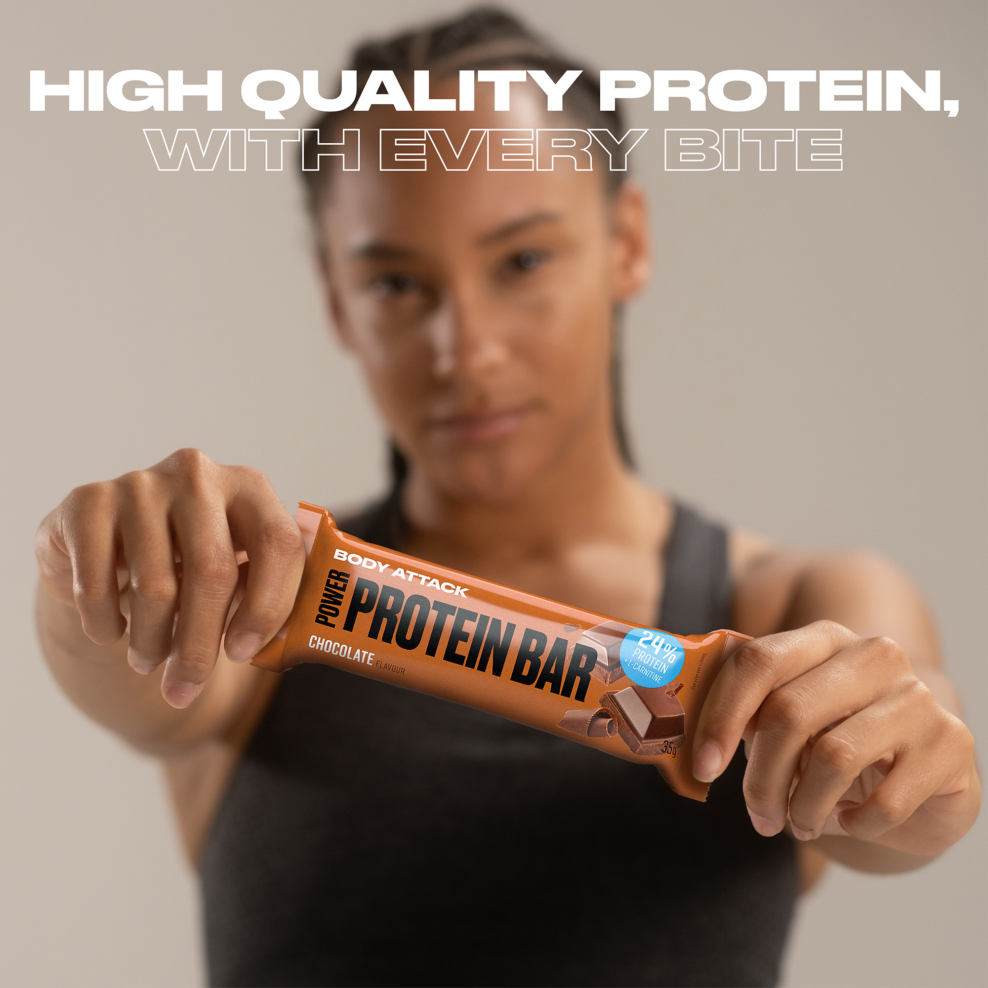 Eine Frau hält einen Power Protein Bar in die Kamera